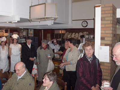 878132 Afbeelding van de bezoekers op een van de openingsdagen van de tentoonstelling 'Bakkersverhalen' in het ...